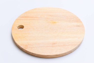 Kahverengi tahta küre kesme tahtası beyaz arkaplanda izole edildi