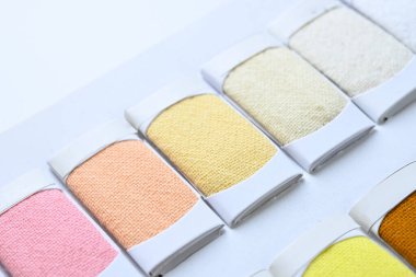 Giyim endüstrisinin renkli kumaş tekstilinin renk tonundan örnekler
