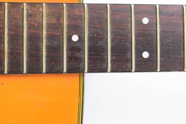 Kahverengi ahşap akustik gitarın beyaz arka planda izole edilmiş kısmı