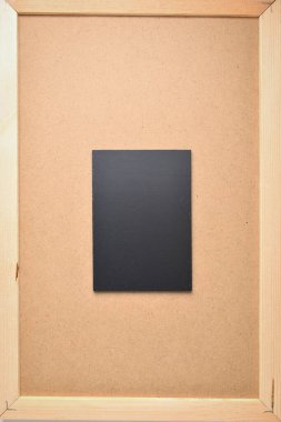 Kahverengi ahşap arkaplanda boş siyah defter