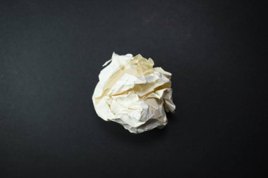 Siyah arkaplan üzerine yuvarlak kağıt, kullanılmış kağıt geri dönüşümü