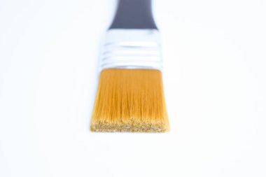 Beyaz arkaplanda izole edilmiş tek bir boya fırçası, sanat çalışması için nesne