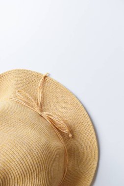 Kahverengi şapka beyaz arka planda izole, eski kumaş tarzı