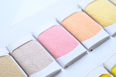 Giyim endüstrisinin renkli kumaş tekstilinin renk tonundan örnekler