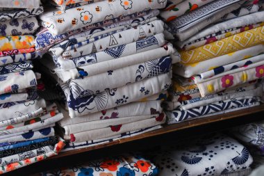 Mağazada satılık renkli kumaş yığını.