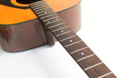Kahverengi ahşap akustik gitar beyaz arkaplanda izole