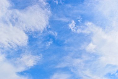 güzel mavi gökyüzü ve beyaz kabarık bulutlar sabah güneş doğarken, doğal arka plan