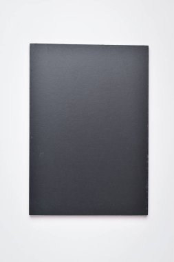 Beyaz zemin üzerine boş siyah defter