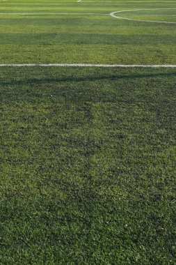 Yapay yeşil çimen çimenlik futbol sahası. Siyah plastik tanecikli.