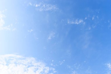 güzel mavi gökyüzü ve beyaz kabarık bulutlar sabah güneş doğarken, doğal arka plan
