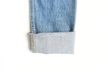 Beyaz arka planda izole edilmiş mavi kot gömlek desenli kollarını sıvayın, kot tarzı.