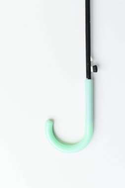 Beyaz arkaplanda izole edilmiş yeşil şemsiye sapı