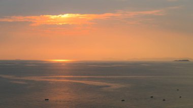 Altın deniz ve gökyüzünün güzel manzarası, doğal arka plan.