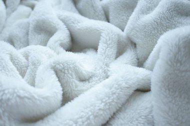 beyaz yumuşak tüylü battaniye tekstili