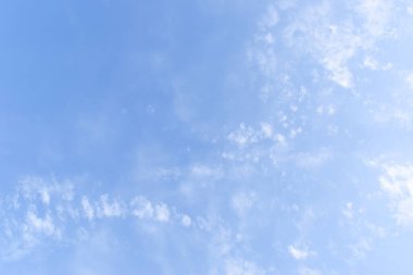 güzel mavi gökyüzü ve beyaz kabarık bulutlar sabah güneş doğarken, doğal arka plan