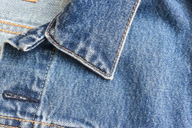 Mavi kot gömlek desenli yaka, kot tarzı.