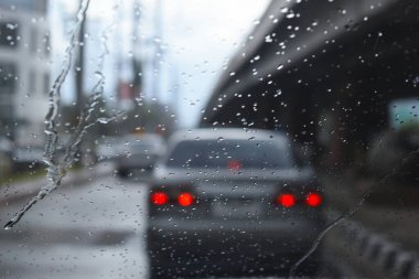 Otoyoldaki araba. Yağmur mevsimi, bulanık görüntü.