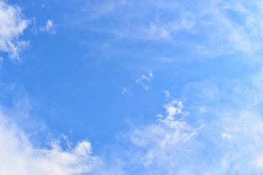 güzel mavi gökyüzü ve beyaz kabarık bulutlar sabah güneş doğarken, doğal arka plan