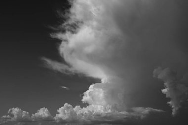 Siyah ve beyaz görüntü, yağmurlu bir günde bulutlu gökyüzü