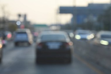 Karayolu trafiği asfaltta güvenlik bariyeri, bulanık görüntü
