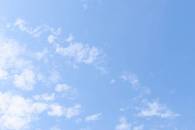 güzel mavi gökyüzü ve beyaz kabarık bulutlar sabah güneş doğarken, doğal arka plan