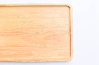 Beyaz arka plan üzerinde izole kahverengi ahşap tepsi