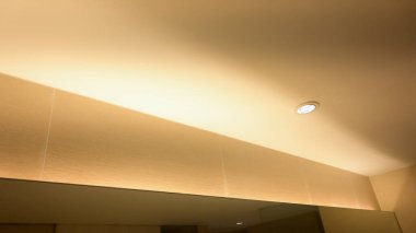 Odanın tavanında loş ışık, iç tasarım