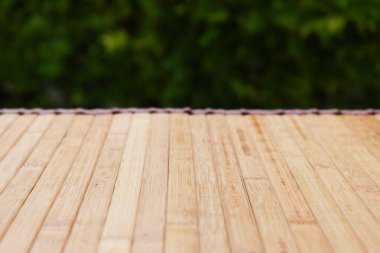 Kahverengi ahşap kaplama arka plan, bahçede masa.