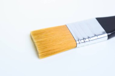 Beyaz arkaplanda izole edilmiş tek bir boya fırçası, sanat çalışması için nesne