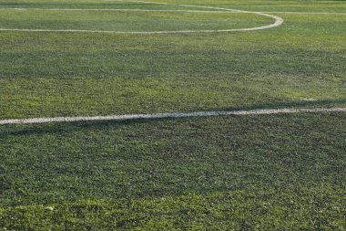Yapay yeşil çimen çimenlik futbol sahası. Siyah plastik tanecikli.