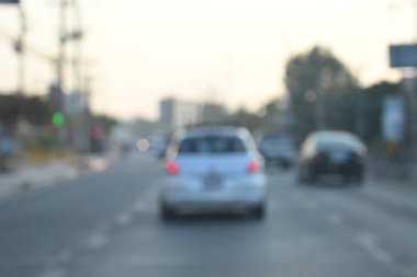 Karayolu trafiği asfaltta güvenlik bariyeri, bulanık görüntü