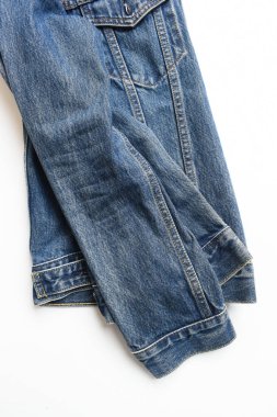 Beyaz arka planda izole edilmiş mavi kot gömlek deseni, kot tarzı.