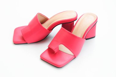 Güzel pembe deri topuklu ayakkabı beyaz arka planda izole edilmiş.