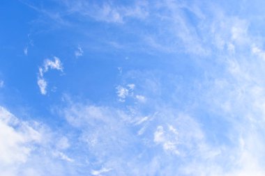 güzel mavi gökyüzü ve beyaz kabarık bulutlar sabah güneş doğarken, doğal arka plan