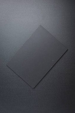 Parlak siyah arkaplanda boş siyah defter