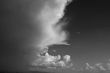 Siyah ve beyaz görüntü, yağmurlu bir günde bulutlu gökyüzü