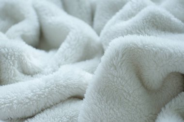 beyaz yumuşak tüylü battaniye tekstili