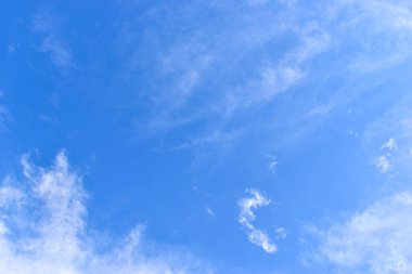 güzel mavi gökyüzü ve beyaz kabarık bulutlar sabah güneş doğarken, doğal arka plan