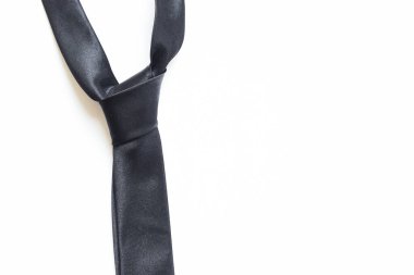 Siyah kravat beyaz arka planda izole edilmiş, Babalar Günü konsepti ve iş stili