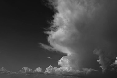 Siyah ve beyaz görüntü, yağmurlu bir günde bulutlu gökyüzü