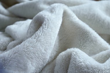beyaz yumuşak tüylü battaniye tekstili