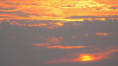 Güzel altın gökyüzü ve sabah güneş ışığı