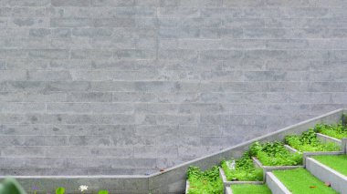 Merdiven üzerindeki yapay yeşil çimenler, ev için dış tasarım.