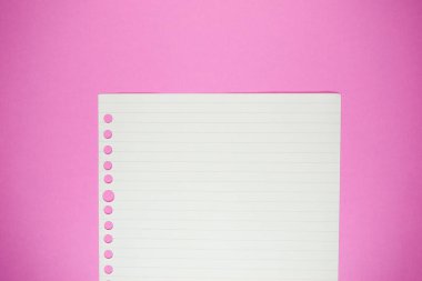 Pembe arka planda çizgi kağıt dokusu, boş sayfa defteri