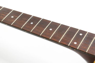 Kahverengi ahşap akustik gitarın beyaz arka planda izole edilmiş kısmı