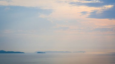 Sabah deniz ve gökyüzünün güzel manzarası, doğal arka plan.