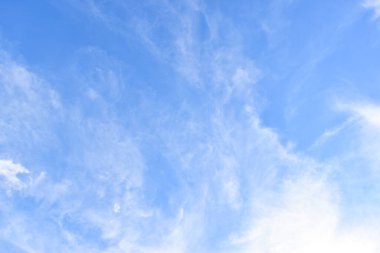 güzel mavi gökyüzü ve beyaz kabarık bulutlar sabah güneş doğarken, doğal arka plan