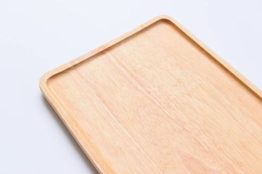 Beyaz arka plan üzerinde izole kahverengi ahşap tepsi