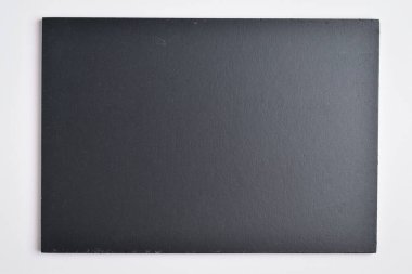 Beyaz zemin üzerine boş siyah defter