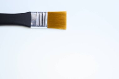 Beyaz arkaplanda izole edilmiş tek bir boya fırçası, sanat çalışması için nesne